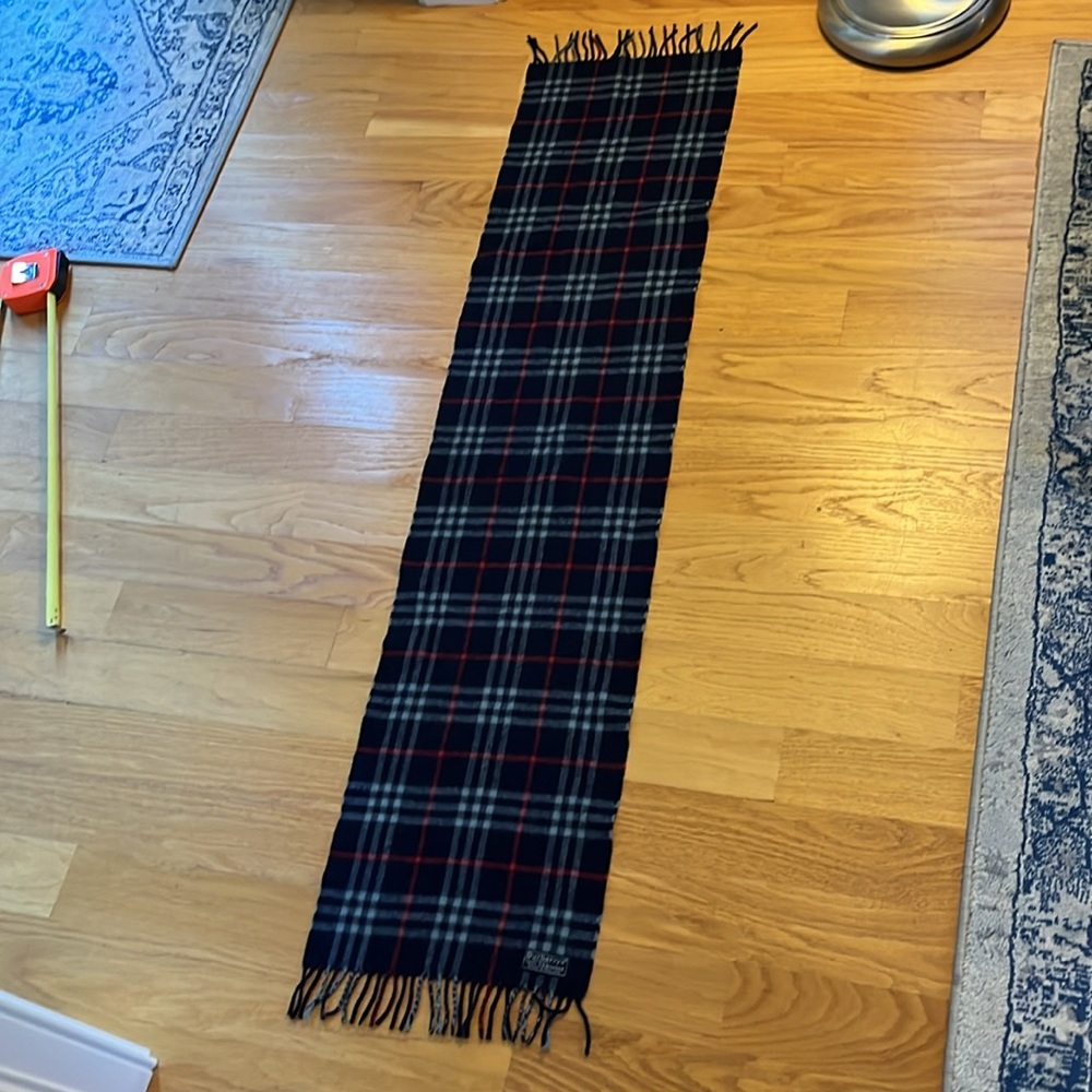 Burberry’s 100% cashmere navy blue plaid scarf ***flaws*** vintage - Picture 7 of 8